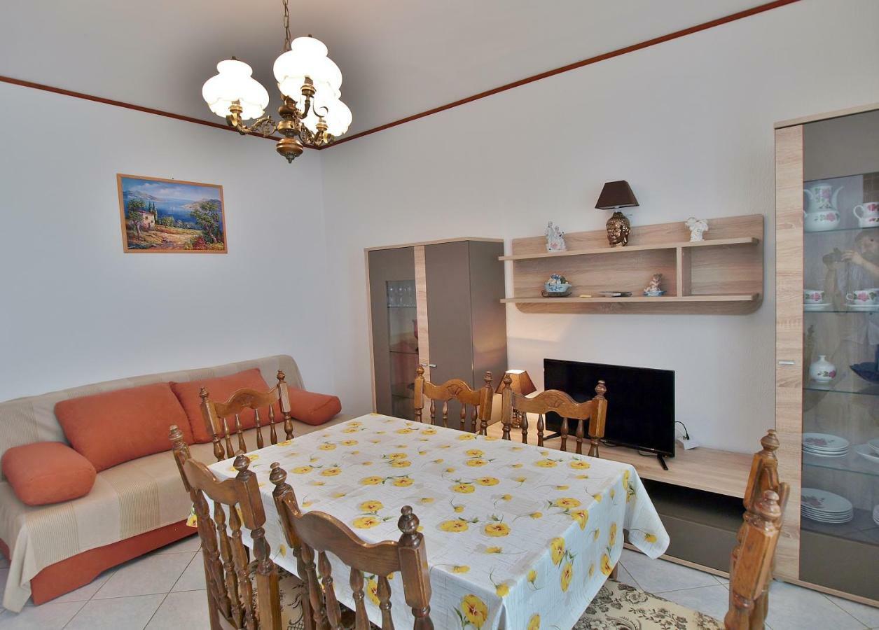 Apartmani Andelo I Ruzica Mundanije Bagian luar foto